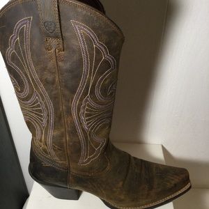 Ariat cowgirl boots size 8.5
